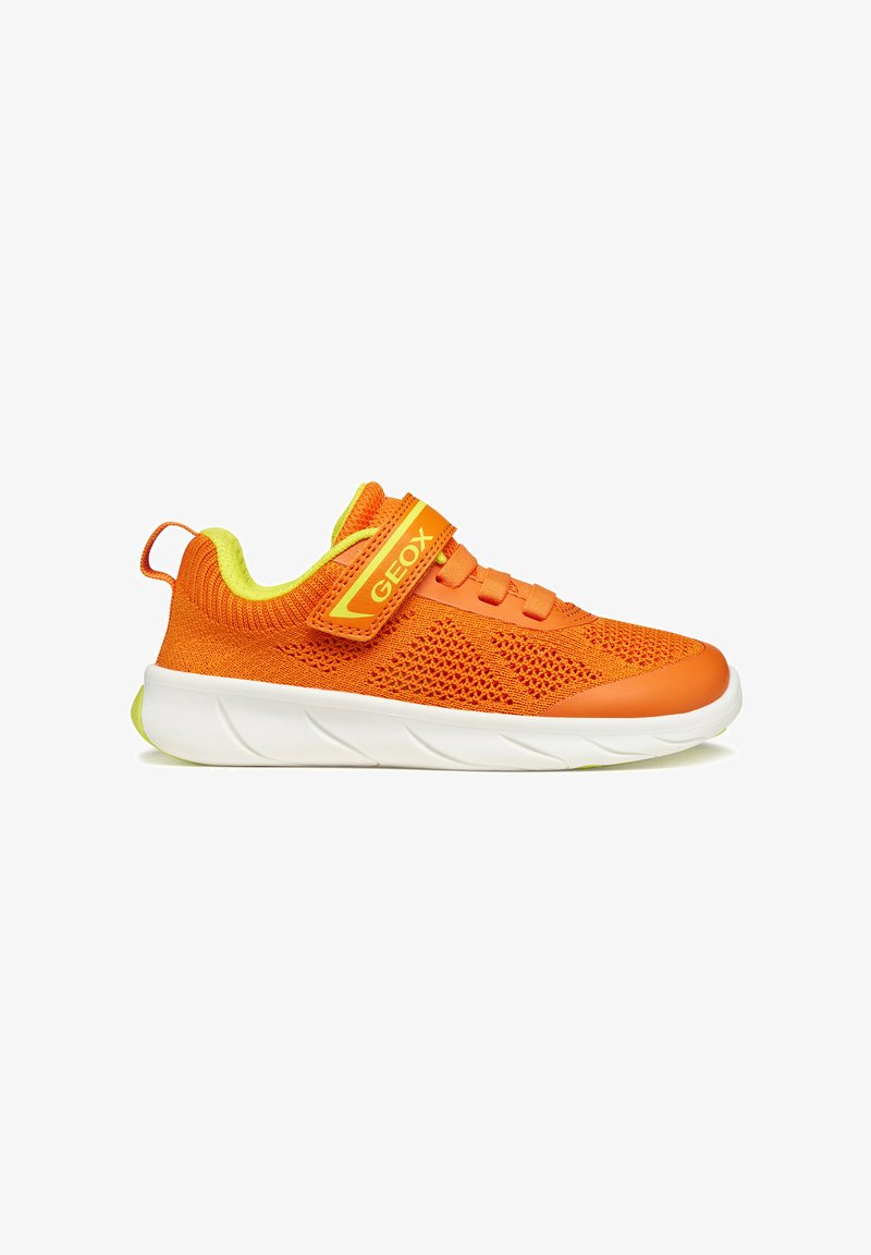 Chaussure de sport pour enfant orange avec maille respirante, doublure intérieure jaune, semelle blanche et bride à velcro portant l'inscription "GEOX" sur fond blanc.