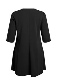 Czarna sukienka z rękawami o długości trzy czwarte, okrągłym dekoltem, rozkloszowanym dołem, wykonana z gładkiego materiału, z centralnym szwem z tyłu.