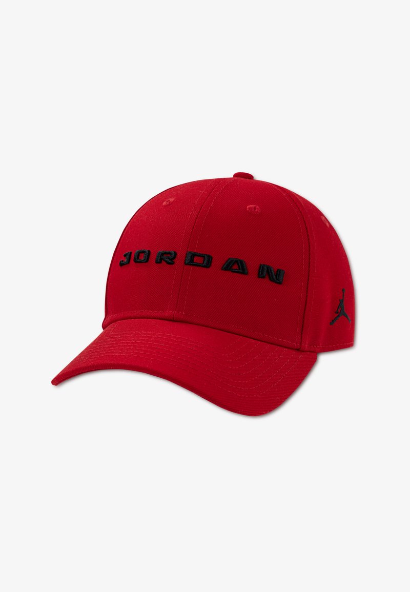 Casquette rouge avec une visière courbée, ornée de lettres noires "JORDAN" à l'avant et d'un logo Jumpman noir sur le côté. Fabriquée en tissu durable.