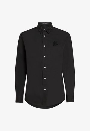 Zwarte shirt met lange mouwen, gestructureerde zwarte kraal-kraag, knoopsluiting aan de voorkant en een klein geborduurd logo op de borst.