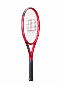 Rode tennisracket met een zwarte grip, voorzien van een gestructureerde handgreep, brede ovale kop en een open snarenpatroon. Het merkembleem is prominent weergegeven.