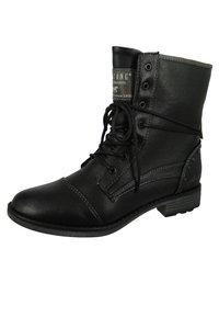 Černé kožené kotníkové boty s kulatou špičkou, šněrováním vpředu, dekorativním prošíváním a texturovaným bočním panelem. Mají nízký blokový podpatek.