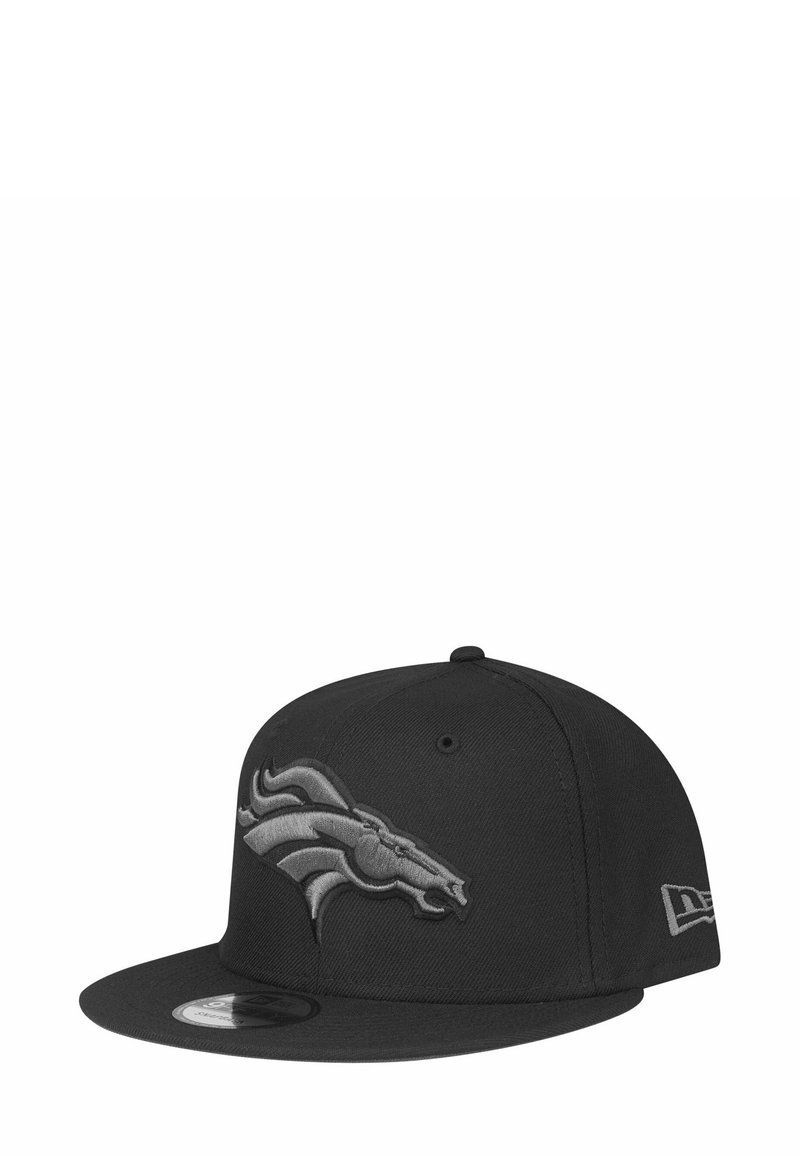 Casquette de baseball noire avec un logo Denver Broncos en relief brodé gris à l'avant, visière plate et logo New Era sur le côté.