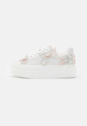 Zapatilla blanca hecha de material sintético, con una suela de plataforma gruesa. Decorada con acentos de mariposas en colores pasteles.