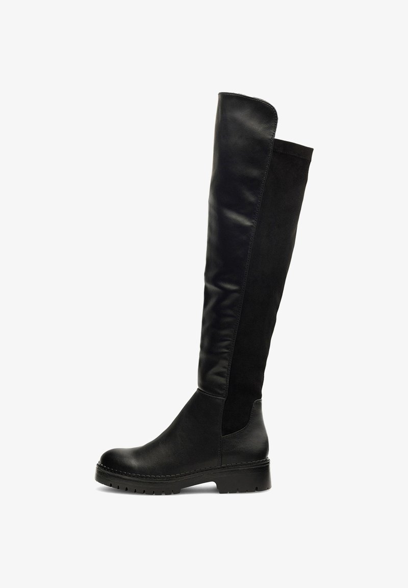 Bota negra hasta la rodilla con parte superior de cuero y ante mezclados, suela plana con un ligero tacón y suela rugosa para mayor agarre.
