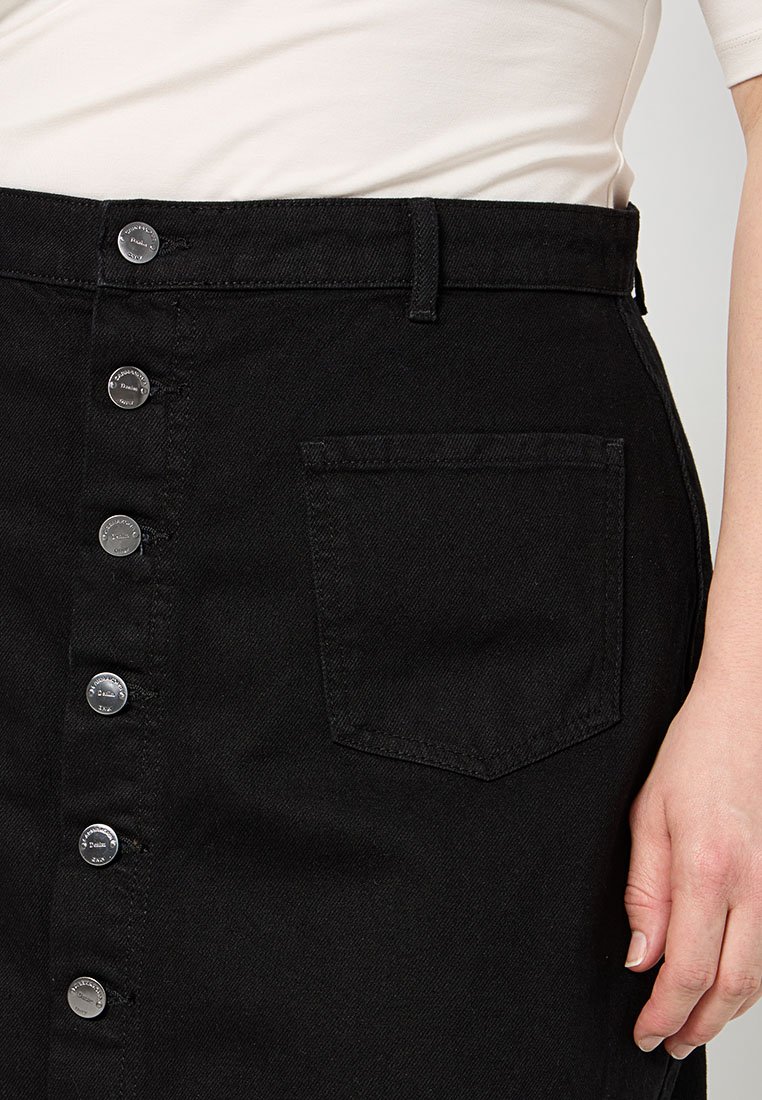 Schwarzer Jeansrock mit geradem Design, vorderem Knopfverschluss und einer Gesäßtasche. Der Stoff hat eine glatte Textur.