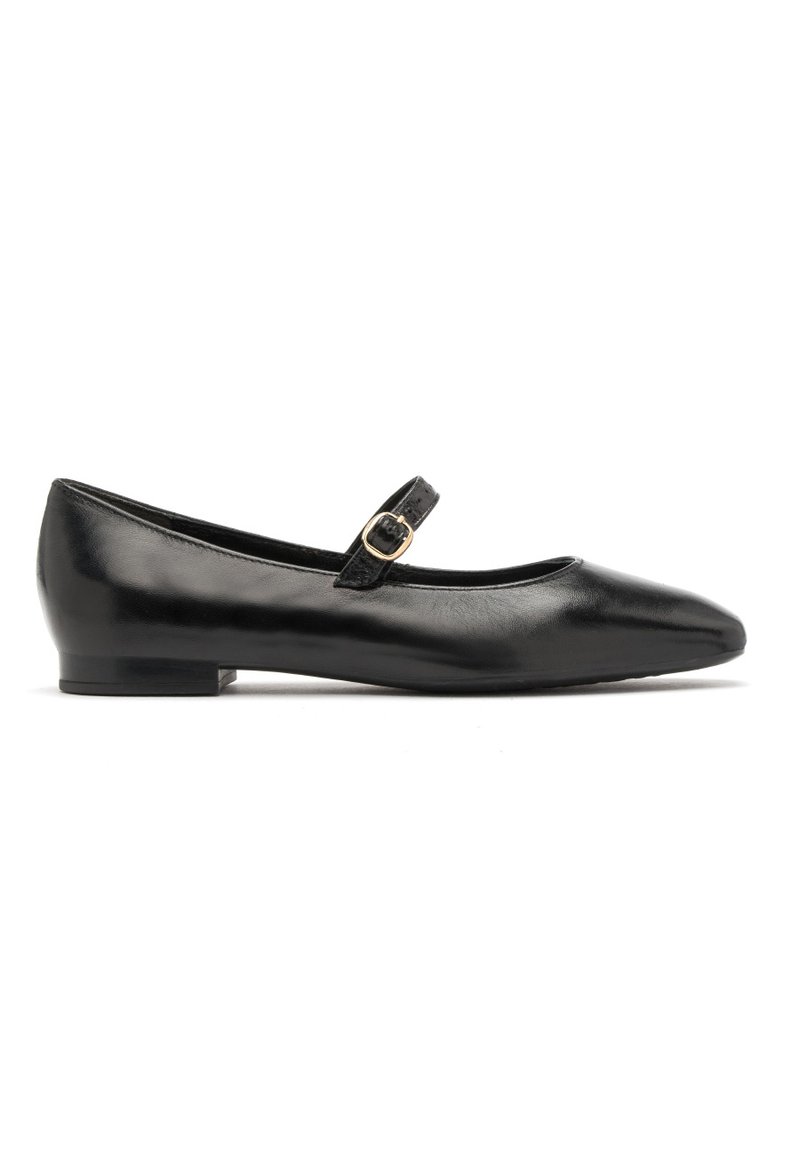 Ballerine in pelle nera con punta arrotondata, tacco piatto e una sottile cinghia con una fibbia dorata che attraversa il collo del piede. Texture liscia.
