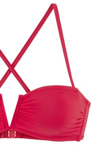Raudonas bikini viršus su bandeau dizainu, su raukšlėta medžiaga, plonomis reguliuojamomis petnešėlėmis ir mažais užsegimais nugaros pusėje.