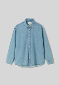 Chemise en denim bleu clair à manches longues, avec un devant boutonné, un col classique et une coupe décontractée. Présente des accents cousus sur les poignets et l'ourlet.