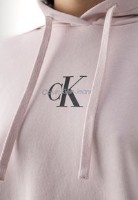 Calvin Klein Jeans MONOLOGO REGULAR HOODIE - Džemperis su gobtuvu - rose