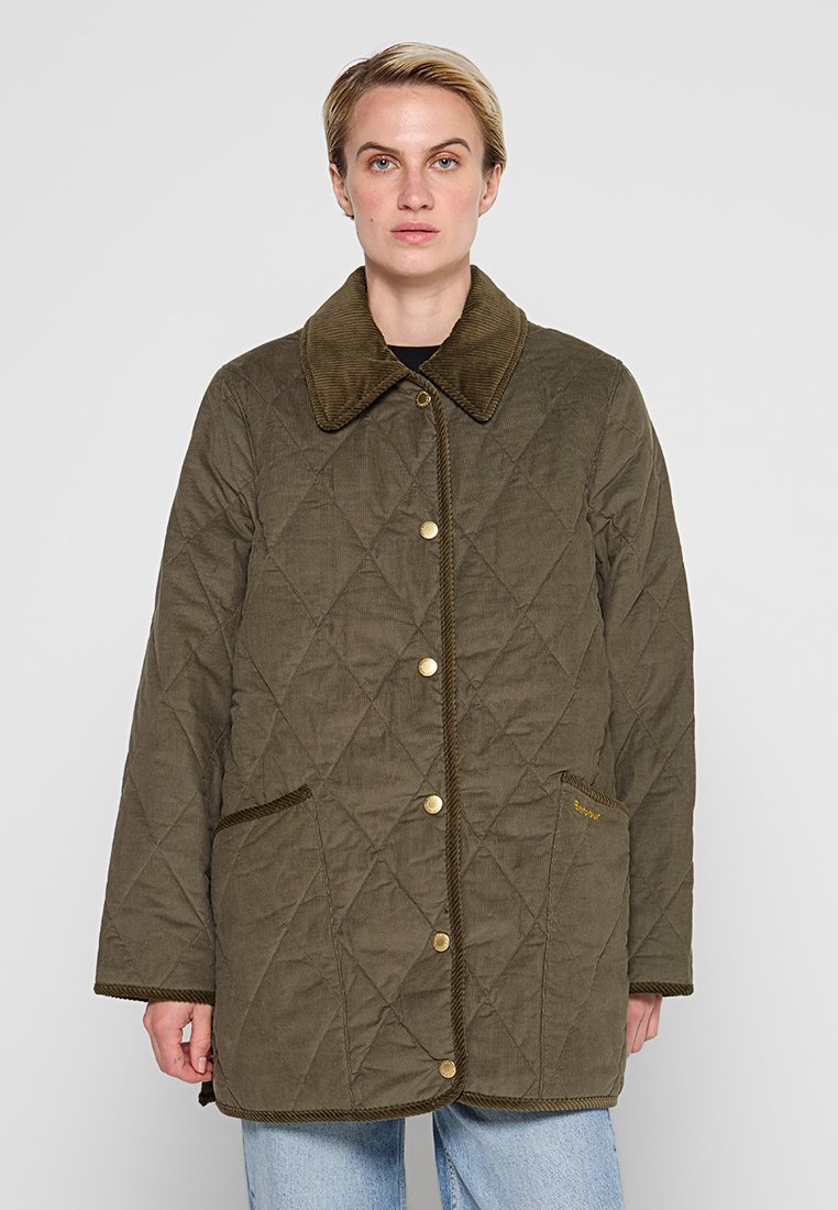 Pikowana oliwkowozielona kurtka z kordowa kołnierzem, złotymi guzikami i bocznymi kieszeniami, z diamentowym wzorem i kontrastowym wykończeniem.