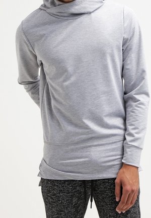 Hoodie gris à manches longues avec un col montant, fabriqué en tissu doux ; présente un design ajusté et un ourlet légèrement allongé.