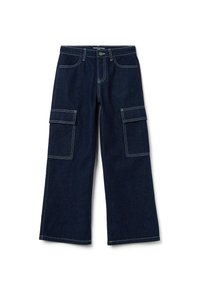 Pantalones cargo de denim oscuro con piernas anchas, dos bolsillos frontales, dos bolsillos laterales y detalles de costura blanca en contraste.