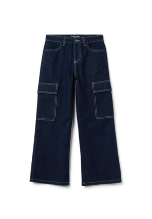 Donkerdenim cargo broek met wijde pijpen, twee voorkruiszakken, twee zijzakken en contrasterende witte stikdetails.