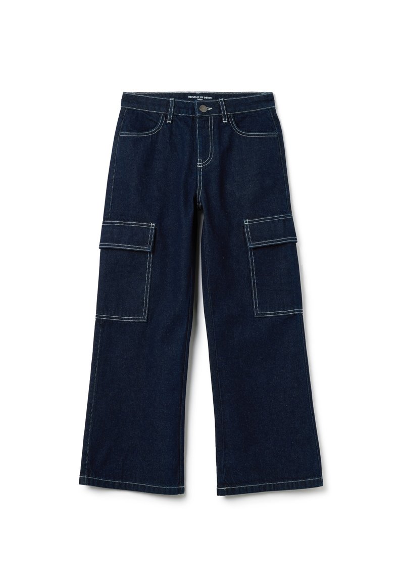 Pantalones cargo de denim oscuro con piernas anchas, dos bolsillos frontales, dos bolsillos laterales y detalles de costura blanca en contraste.