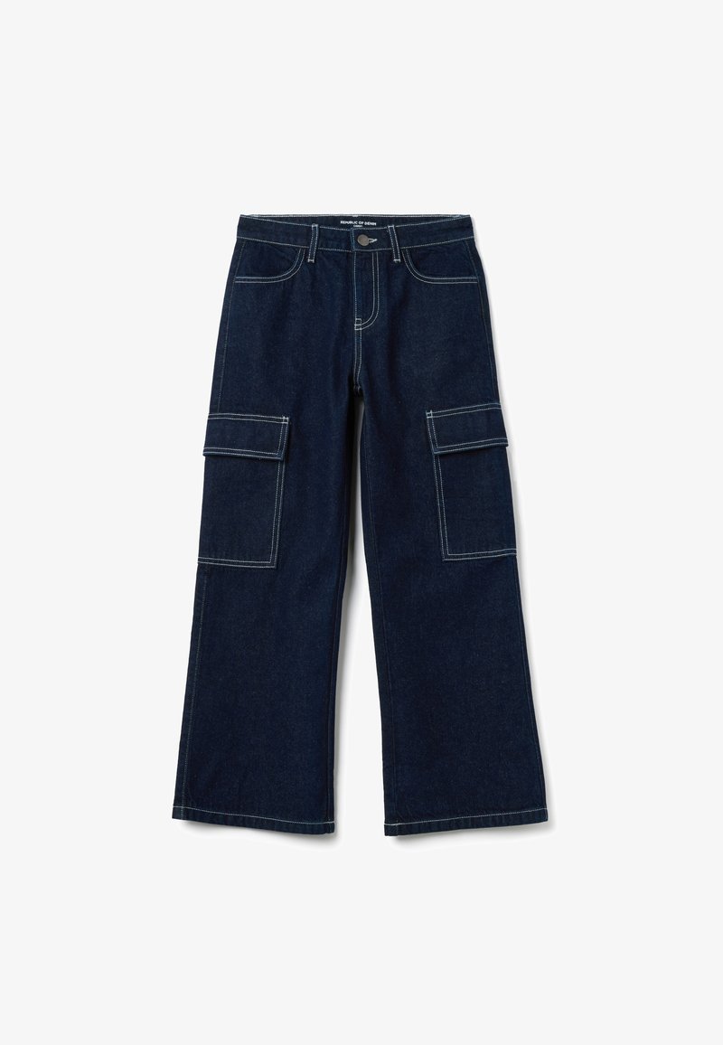 Pantalones cargo de denim oscuro con piernas anchas, dos bolsillos frontales, dos bolsillos laterales y detalles de costura blanca en contraste.