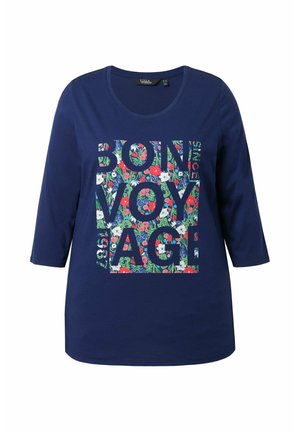 Marineblaue Langarmshirt mit rundem Ausschnitt, vorne mit einem floralen Muster und dem Schriftzug "BON VOYAGE".