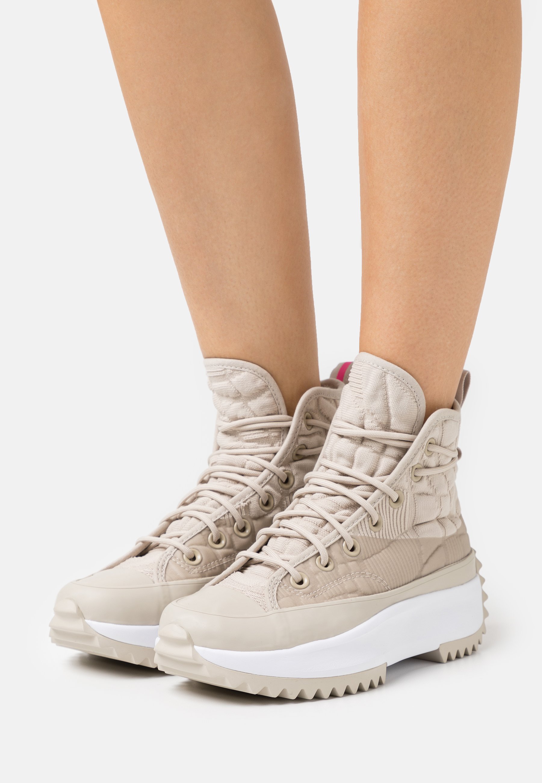 converse run star hike platform