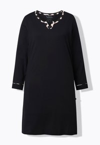 Zwarte jurk met een V-hals, voorzien van een patroon aan de rand en driekwart mouwen. Gemaakt van zacht stof met een eenvoudige, rechte snit.