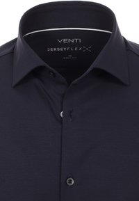 Marineblauw jersey t-shirt met een button-down kraag, voorzien van een slim fit ontwerp, vooraan een knoopsluiting en een logo-label in de kraag.