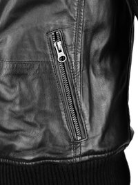Schwarze Lederjacke mit einer Reißverschlusstasche und silbernen Beschlägen, gerippten schwarzen Bündchen und glatter Textur, die maßgeschneiderte Designlinien zeigt.