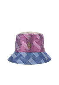 Kapelusz typu bucket z plecionym wzorem w różowym i niebieskim denimu, z mosiężnym emblematem muszli z przodu oraz szerokim, nachylonym rondem.