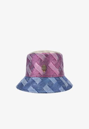 Cappello a secchiello con un design intrecciato in denim rosa e blu, con un emblema in ottone sul davanti e una visiera ampia e inclinata.