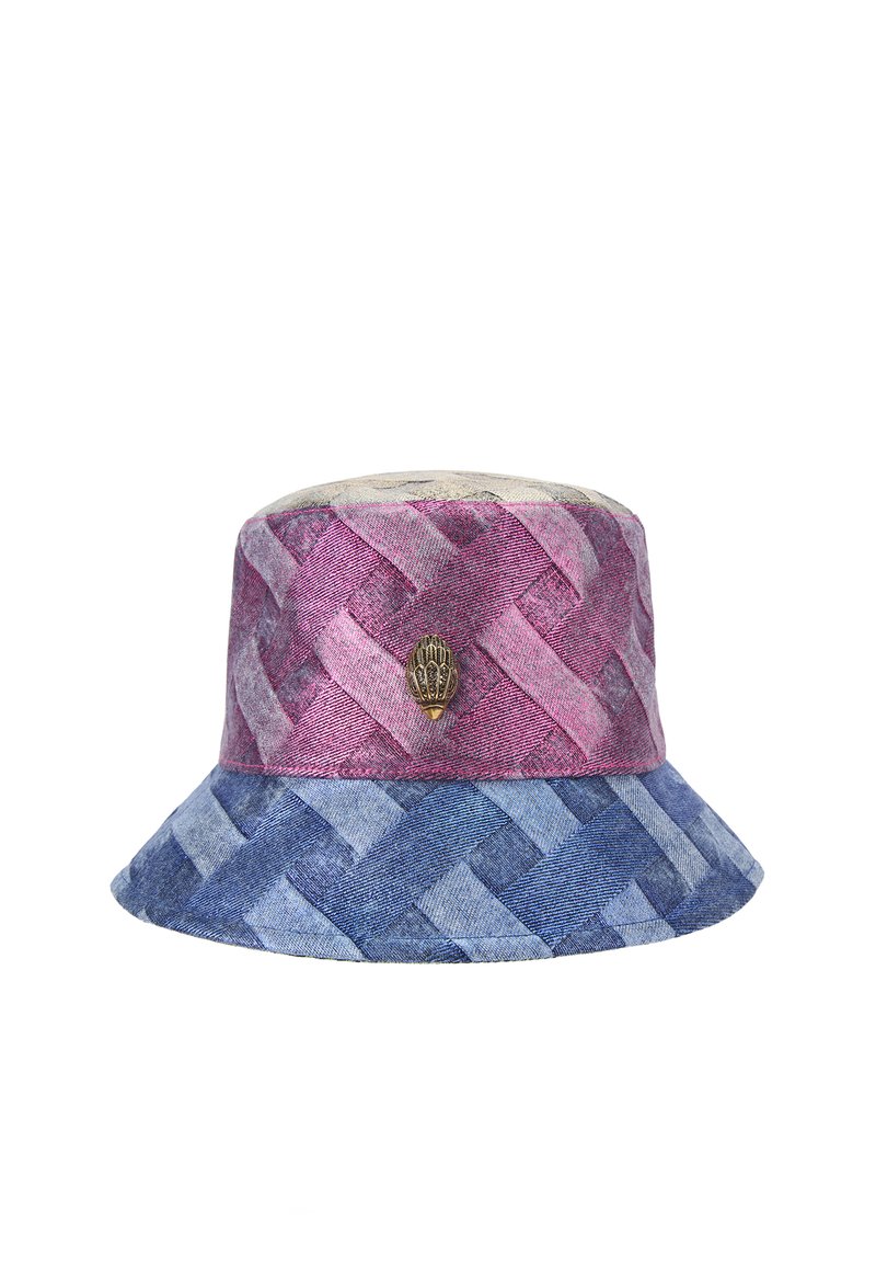 Kapelusz typu bucket z plecionym wzorem w różowym i niebieskim denimu, z mosiężnym emblematem muszli z przodu oraz szerokim, nachylonym rondem.