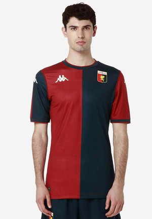 Maglia a maniche corte da uomo, design a spicchi con sezioni blu scuro e bordeaux. Presenta il logo Kappa e lo stemma del club sul lato sinistro del petto.