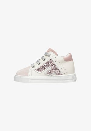 Sneaker bianca con accenti in suede rosa, logo in glitter argento e suola in gomma testurizzata. Presenta tre asole per i lacci e dettagli perforati.