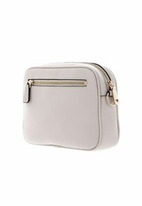 Borsa rettangolare grigio chiaro realizzata in pelle testurizzata, con una tasca frontale con zip e hardware dorato. Compatta con bordi arrotondati.