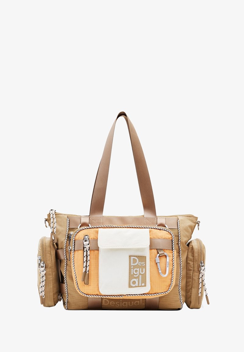 Beżowa i pomarańczowa torba Desigual z tkaniny ma wiele kieszeni na zamek błyskawiczny, solidne uchwyty oraz wszywkę z logo z przodu.