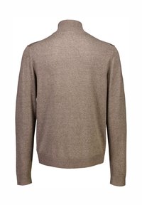 Brązowy sweter dziany z wysokim kołnierzem, długimi rękawami i teksturowaną powierzchnią. Brak widocznych wzorów lub detali metalowych.