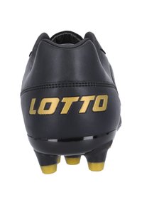 Svart fotbollssko med ett slätt läderöverdrag, guld "LOTTO"-logotyp och gula dobbar för bättre grepp på sulan. En enkel och funktionell design.