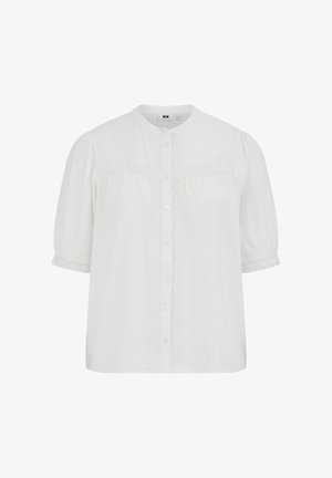 Hvid bluse med korte ærmer, rund halslinning, knapper foran og blondekant på ærmer og lodret panel.