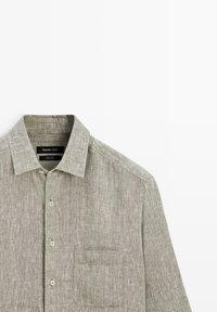 Hellgraues Leinen-Hemd mit langen Ärmeln, Knopfleiste, Brusttasche und klassischem Kragen, flach auf weißem Hintergrund ausgelegt.