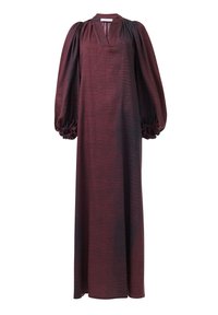 Lang burgundy jurk in gestructureerde stof, met een V-hals, puffmouwen met gerimpelde accenten en een vloeiende silhouet.