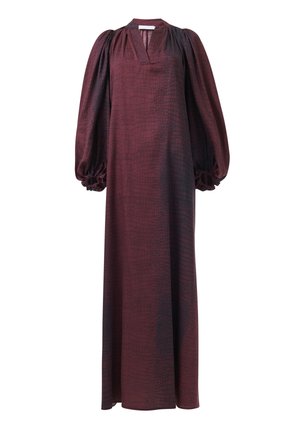 Vestido largo burdeos de tejido texturizado, con escote en V, mangas abullonadas con detalles fruncidos y una silueta fluida.