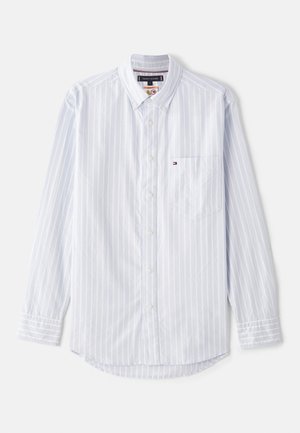 Svjetloplava prugasta košulja na dugih rukava s ovratnikom, jednim džepom na prsima i bijelim gumbima. Sadrži zakrivljeni donji rub.