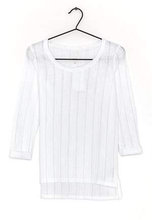 Biała bawełniana bluzka z długim rękawem, z okrągłym dekoltem, z fakturowanym poziomym wzorem w paski i podwiniętymi mankietami.