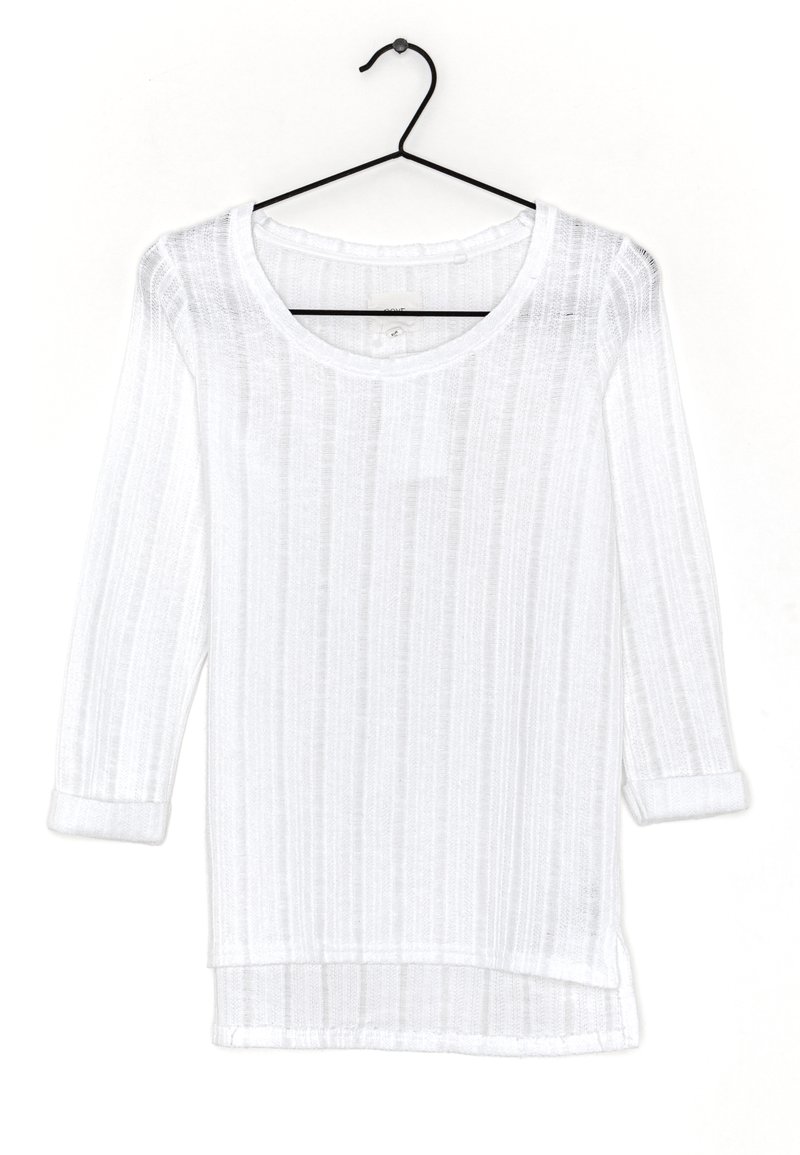 Witte katoenen lange mouwen blouse met een scoop halslijn, voorzien van een gestructureerd horizontaal streepjespatroon en opgerolde manchetten.