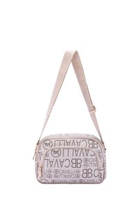 Borsa a tracolla in tessuto beige con motivo logo, hardware dorato e tracolla regolabile. Forma arrotondata con chiusura a zip.