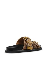 Brune slangeskindsprint slide sandaler med guld hardware detaljer, sort sål og syninger. Åbent design for nem brug.