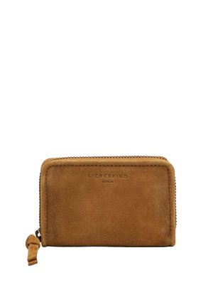 Petit portefeuille rectangulaire en daim marron avec fermeture éclair et logo "Liebeskind Berlin" embossé au centre devant.
