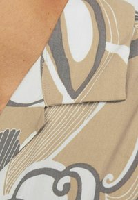 Beige mintás ing, feh�ér és szürke absztrakt mintákkal, klasszikus gallérral és sima anyagtextúrával.