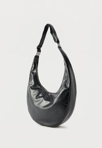 Μαύρο δερμάτινο τσάντα ώμου σε σχήμα ημισελήνου με ρυθμιζόμενο λουρί και ασημένιες λεπτομέρειες, εμφανιζόμενη σε απλό λευκό φόντο.