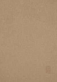 Tan gekleurde oppervlakte met een gladde textuur; bevat een klein reliëflogo in de onderste hoek. De algehele kleur is uniform en neutraal.