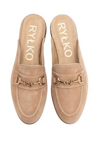 Scarpe slip-on in suede beige con un accento in catena dorata e dettagli di cucitura sulla punta. Nome del brand "RYŁKO" impresso in oro sulla soletta.
