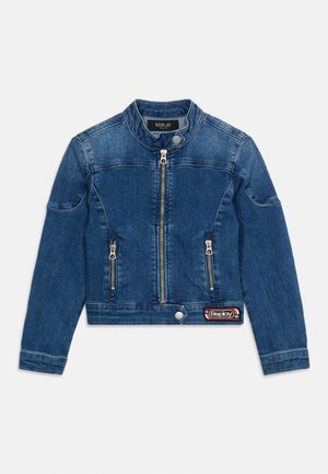 Modrá džínová bunda se zipem vpředu, dvěma kapsami na zip, límcem na patentky a nášivkou značky Replay na spodním lemu.