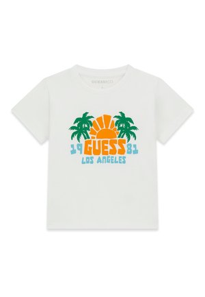 Biała koszulka z krótkim rękawem z zielonymi palmami, pomarańczowym słońcem i niebieskim napisem "1981 GUESS LOS ANGELES" z przodu.